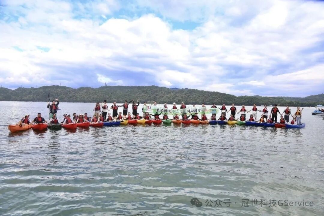 冠世科技团队在千岛湖湖面上皮划艇连成一线合影